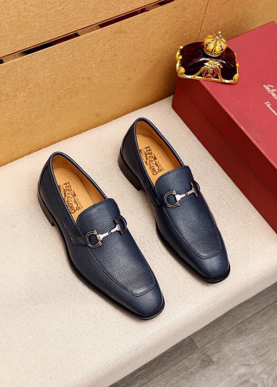 Men's shoes 💰460 💐 Product trademark: Ferragamo "Ferragamo" casual leather shoes Regular size: 38-44 (45🉑️customized) Product materials: Selected imported first-layer pebbled cowhide leather upper + luxury hardware buckle, imported water-dyed cowhide leather lining. Strong three-dimensional visual effect, original outsole Color: 3⃣️colors available